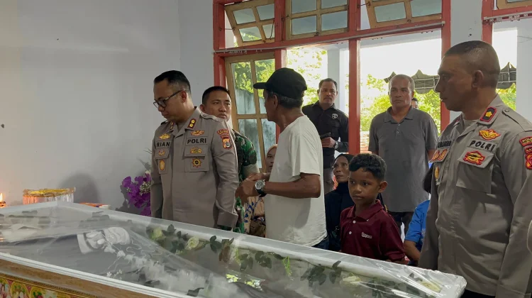 Drs.Agrapinus Rumatora Dikebumikan Hari Ini, Kapolres-Dandim Sempatkan Melayat