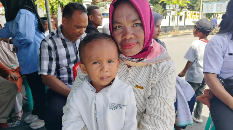 Bawa Anak Khitanan di Bakti Sosial Kemensos, Dewi Bersyukur!