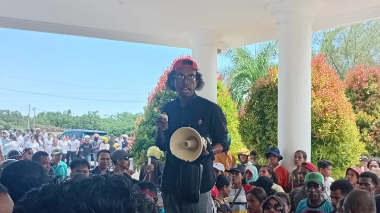 Warga Marbali Kembali Demo di Kantor Bupati Aru, Sampaikan Mosi Tidak Percaya
