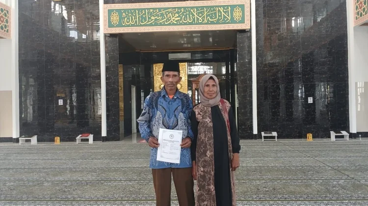 Antuasias Pasangan Penerima Salinan Dokumen Nikah dari Pengadilan Agama
