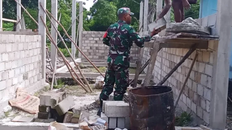 Babinsa Koramil 1503-06/PP Kur Sigap Bantu Warga Bangun Rumah