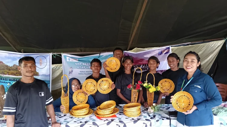 Dari Lidi, Jadi Kerajinan Khas Ur Pulau