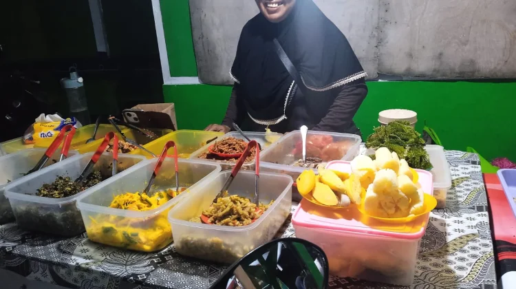 Kapal Sandar Membawa Berkah untuk Pedagang Lauk Pauk