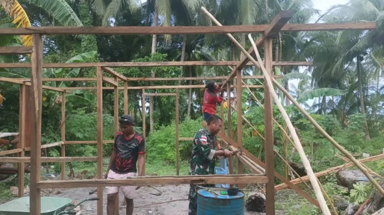 Babinsa Jerol Turut Bangun Rumah Warga