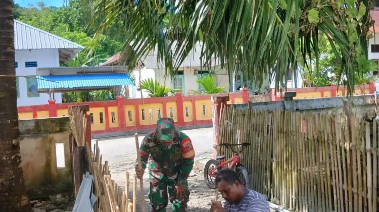 Babinsa Koramil 1503-06/PP Kur Bantu Warga Bangun Pagar Bambu