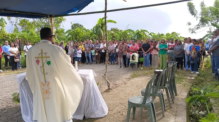 Wakil Uskup Aru Pimpin Misa Pembukaan Bulan Rosario
