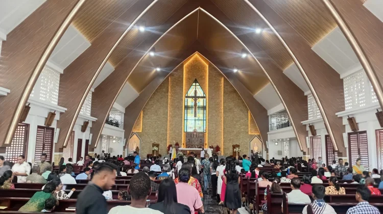 Umat Katolik Dobo Rayakan Misa Paskah Keempat Khidmat