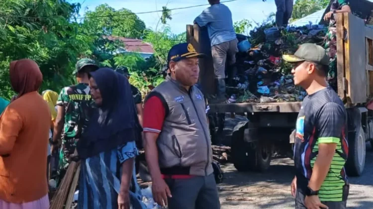 Semangat Gotong Royong Warnai Jumat Bersih Kodim 1503/Tual di Desa Fiditan