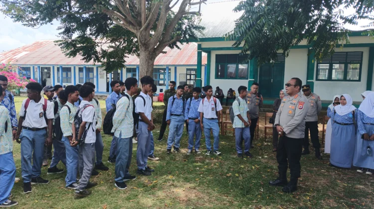 Dir Binmas Polda Maluku Sambangi SMP Negeri 7 Tual, Berikan Pesan Penting untuk Sisw