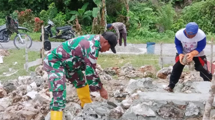 Pos Kamling Jadi Simbol Kekompakan Babinsa dan Warga Ohoi Rahangiar