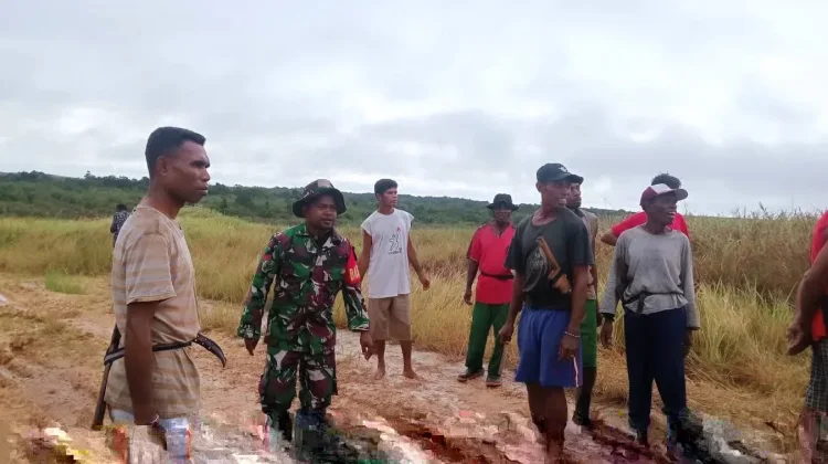Babinsa Koramil 1503-04/Jerol Bersama Warga Gotong Royong Perbaiki Jalan Rusak