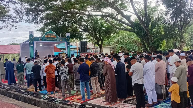 Umat Muslim Kepulauan Aru Padati Pelataran Kantor Bupati untuk Shalat Idul Adha