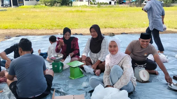 Polwan Polres Tual Turun Langsung Bantu menyiapkan Daging untuk Para Mustahik