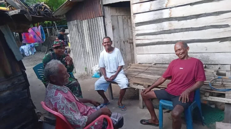 Babinsa Koramil 1503-01/Tual Sambangi Warga Bahas Kamtibmas dan Serap Aspirasi