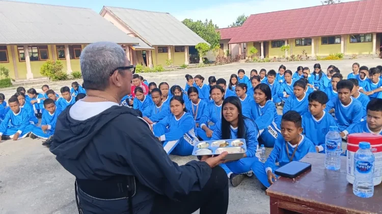 Pastikan Kualitas dan Gizi Terjaga, Bupati Malra Tinjau Program MBG di Sekolah