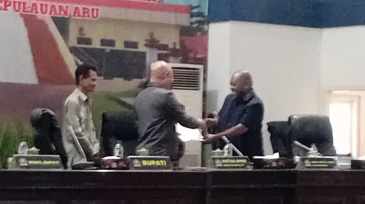 Wakil Ketua DPRD Kep. Aru Buka Paripurna Penyampaian Rekomendasi LKPJ T.A 2025
