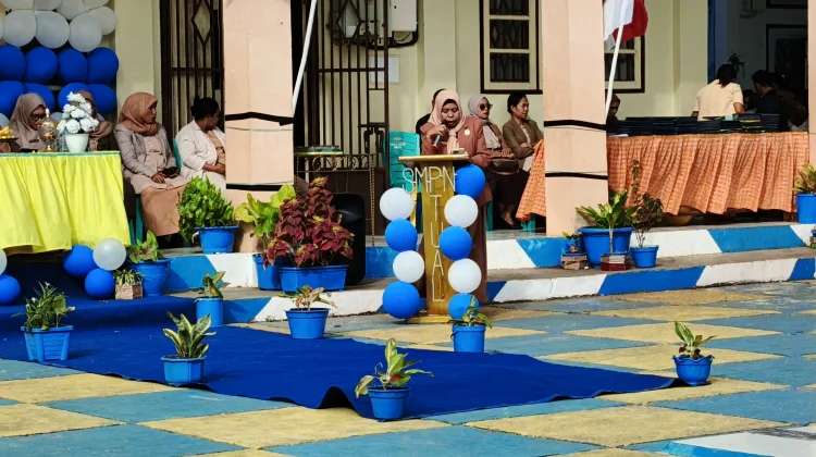 Kepala SMP Negeri 2 Kota Tual Lepas 175 Siswa Kelas IX dengan Penuh Haru