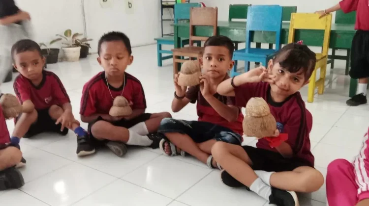 TK Negeri Tual, Belajar Mengenalnya Permainan Tradisional Tempurung Dari Kei