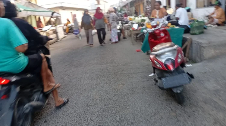 Suasana Pasar Timur Kota Dobo Ramai di Pagi Hari