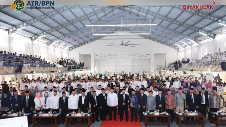 Menteri Nusron Serahkan 1.029 Sertipikat Tanah Wakaf