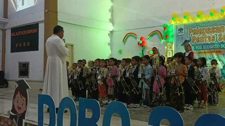 Wakil Uskup Kepulauan Aru Apresiasi Dedikasi Suster dan Guru TK Yos Sudarso Dobo