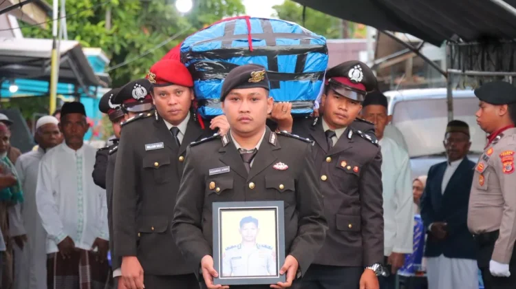 Wakapolres Tual Pimpin Upacara Pelepasan Alm Briptu Risyhant Putra P. Tutupoho