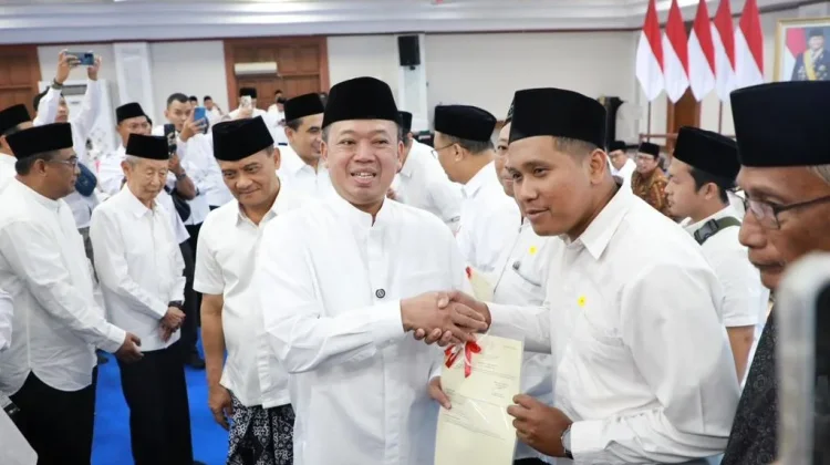 Menteri Nusron Serahkan 243 Sertipikat Tanah Wakaf di Semarang