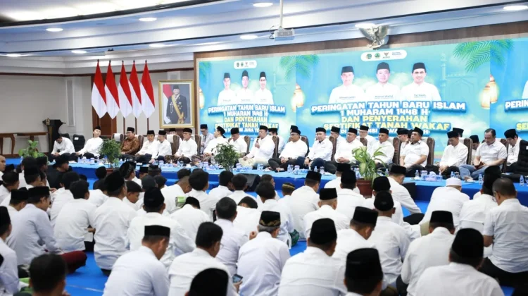 Menteri Nusron Serahkan 243 Sertipikat Tanah Wakaf di Semarang