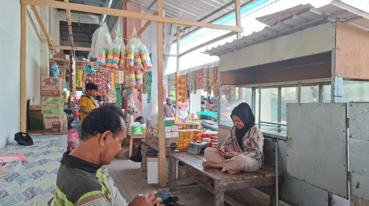 Bahan Baku Mahal, Penjual Gorengan Beralih Jual Kelapa
