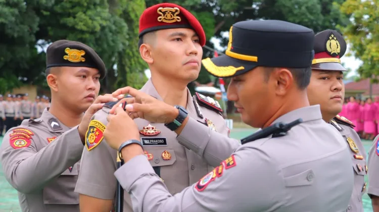 Polres Tual Gelar Upacara Kenaikan Pangkat 60 Personil Polres dan Brimob