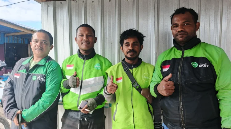 Pengemudi Ojol Sampaikan Ucapan Selamat Hari Bhayangkara ke-80