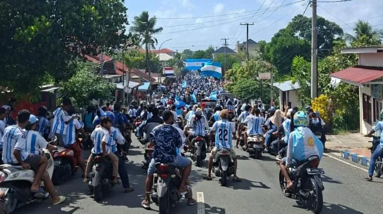 Pendukung Timnas Argentina Pulau Kei Gelar Konvoi Kemenangan Lolos 16 Besar