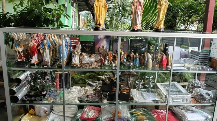 Toko Gratia Plena Langgur Permudah Umat Katolik Memperoleh Perlengkapan Rohani