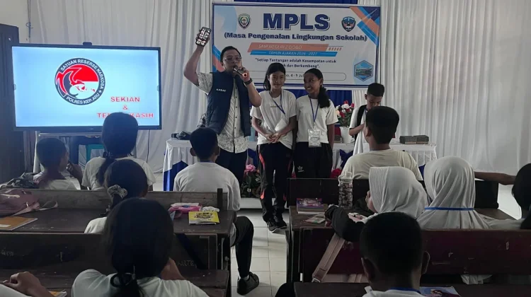 Polres Aru Sosialisasi Bahaya Narkoba, Miras dan Judol bagi Siswa Baru SMP N 2 Dobo