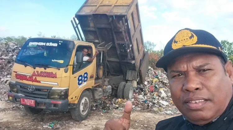 Optimalkan Pelayanan, Kadis DLHK Monitoring Proses Bongkar Muat Sampah di TPA