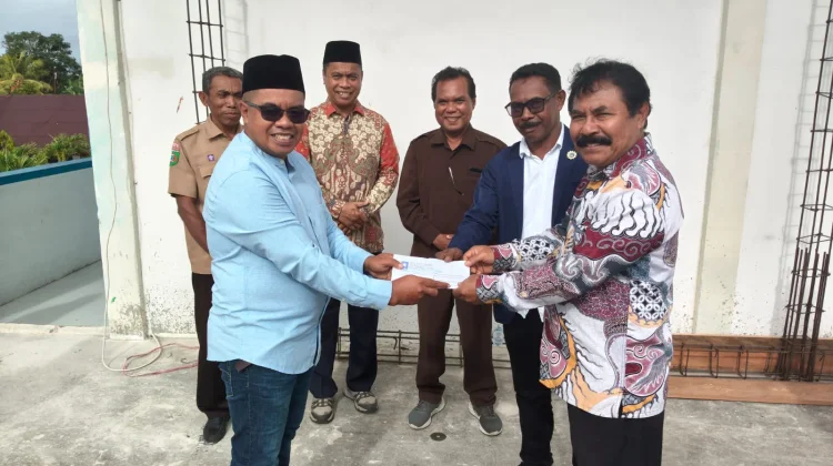 PAN Aru Serahkan Bantuan untuk Pembangunan Musolah Al-Ikhlas SMP Negeri 2 Dobo