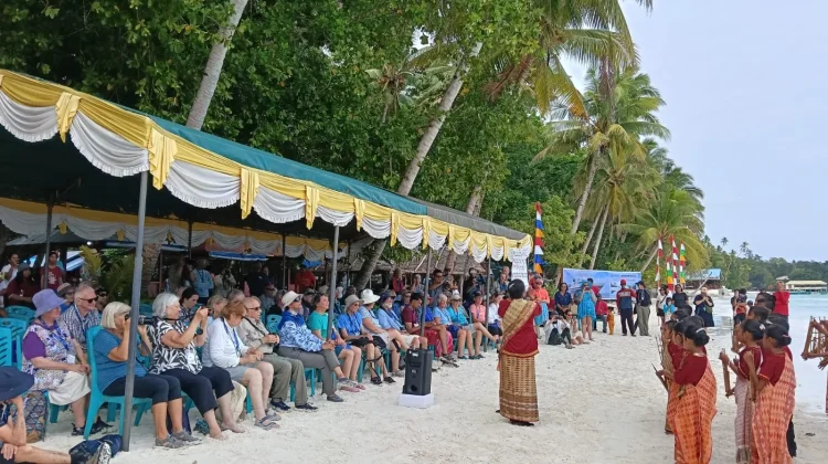 Kapal Pesiar MV Heritage Adventurer Disambut Meriah di Pantai Ngrubloat