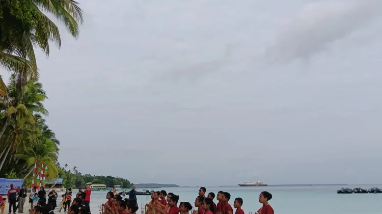 Tim Angklung SEKAMI Ohoi Kelanit Tampil Memukau dihadapan Wisatawan Kapal Pesiar