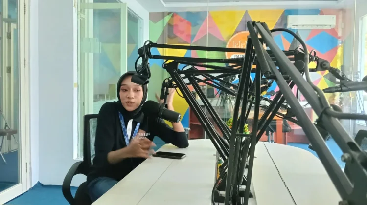 Delegasi Kota Tual Enhy Berbagi Pengalaman Youth City Changers  di Pro 2 RRI Tual