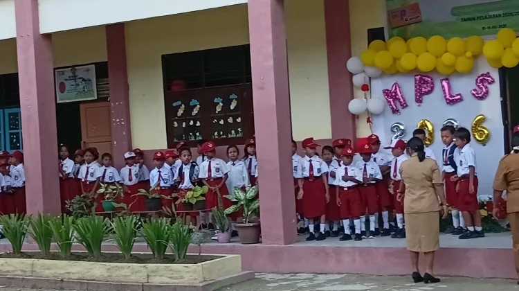 Keceriaan Warnai Hari Pertama Siswa Baru SD Naskat Yos Sudarso 2 Dobo Masuk Sekolah