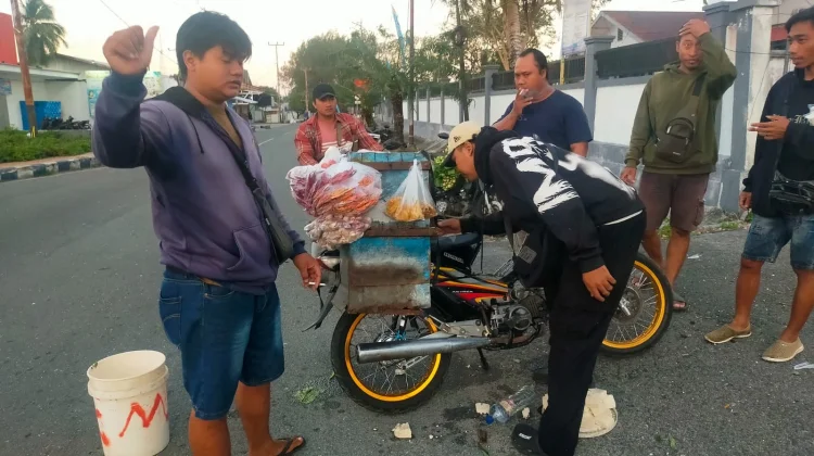 Semangat Pawai Pedagang Sayur Jadi Sasaran