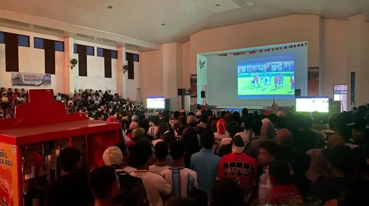 Antusiasme Meluap, Warga Padati Gedung Larvul Ngabal Saksikan Final Piala Dunia