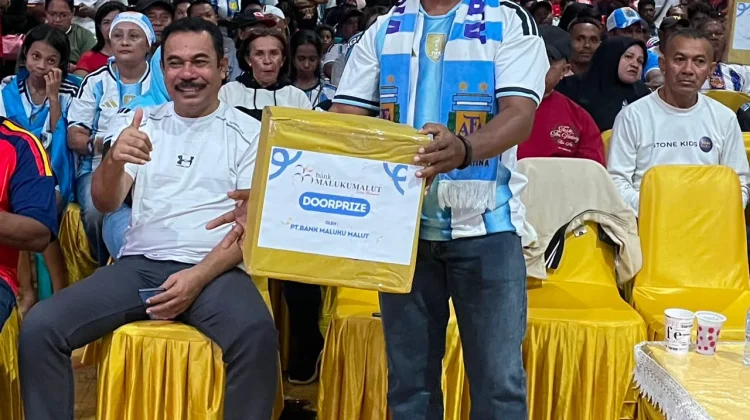 Banjir Hadiah di Gedung Larvul Ngabal, Warga Pulang Bawa Doorprize