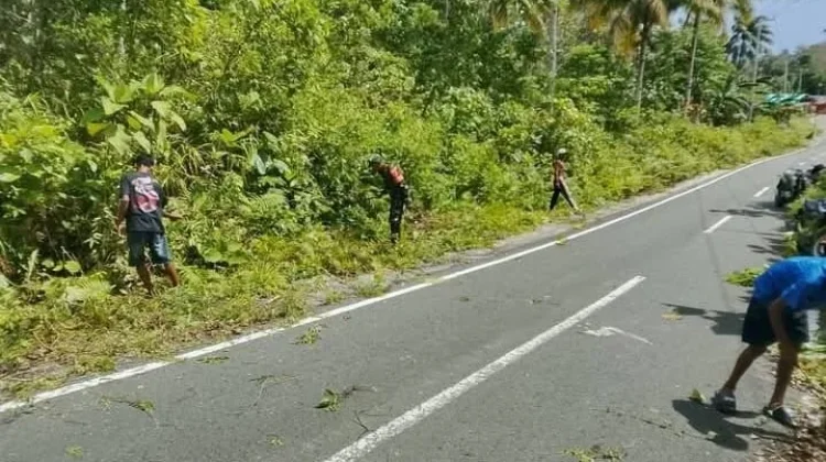 Babinsa dan Warga Gelar Pembersihan Bahu Jalan di Desa Ohoi Rahareng atas