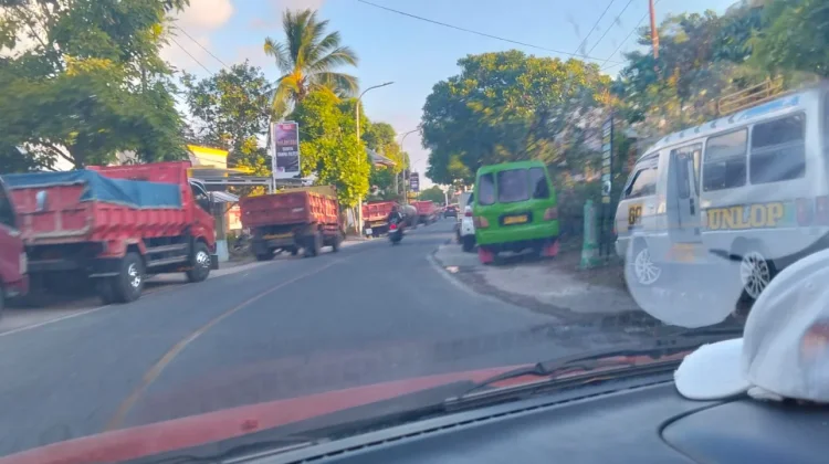 Antrean Panjang Kendaraan di SPBU Langgur untuk Mendapatkan Solar