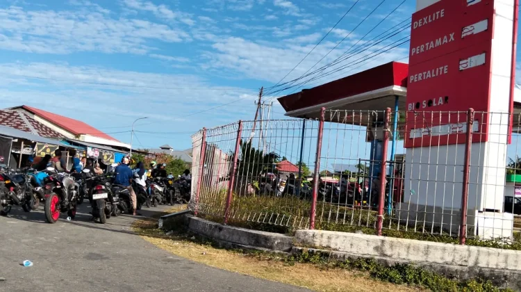 Warga Rela Mengantre Panjang Demi Mendapatkan Pertalite Dengan Harga Terjangkau