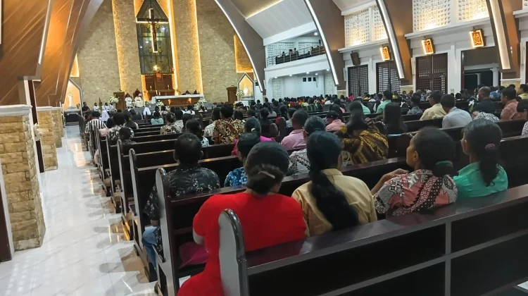 Misa Minggu Biasa XVI Gereja Santo Yoseph Dobo Dirangkai Syukuran dan Perpisahan