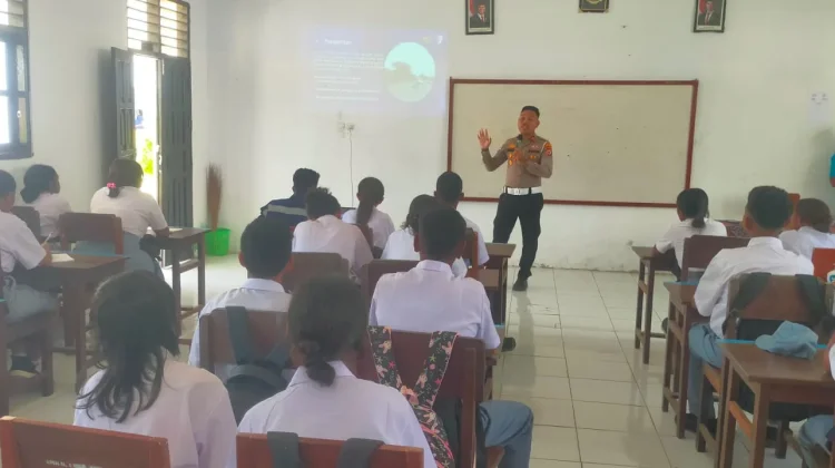 Polisi Mengajar di SMK N. 1 Aru, Pelajar Diajak Tertib Berlalulintas Jauhi Balapan