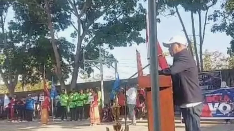 Gema Peluit Serentak, Camat Kei Kecil Resmi Buka Turnamen Voli antar ohoi.