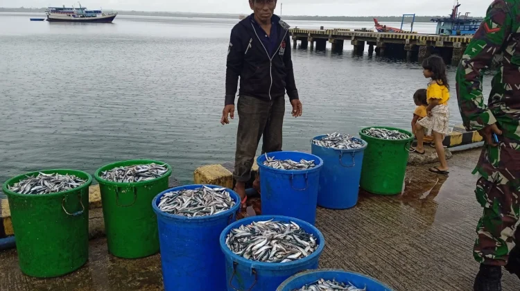 eski Cuaca Buruk Sebagian Nelayan Tetap Melaut